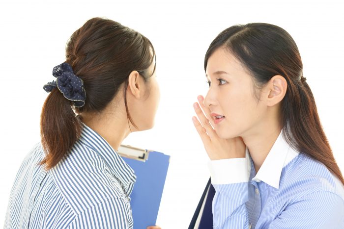 NURO光の評判を話す女性