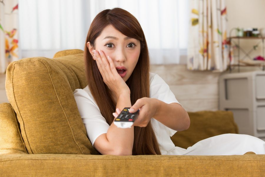 ひかりTV for NUROの注意点を確認する女性